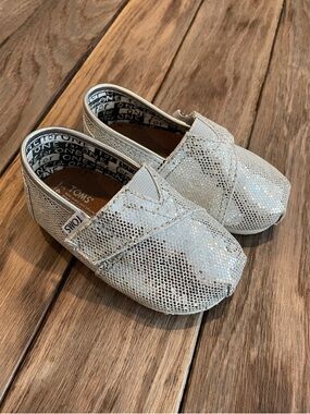 TOMS Toddler Silver Sparkle Slip-Ons Size T4